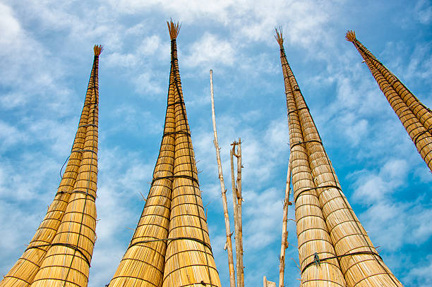 рыбацкие лодки reed - huanchaco стоковые фото и изображения