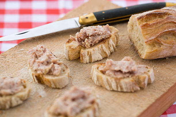 tranche de pain avec la viande terrine sur planche de bois - country bread photos et images de collection