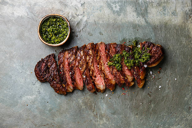 scheiben-steak mit chimichurri-sauce - chimichurri horizontal beef steak stock-fotos und bilder