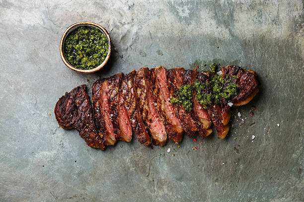 fatias de carne de vaca com molho chimichurri - molho verde imagens e fotografias de stock