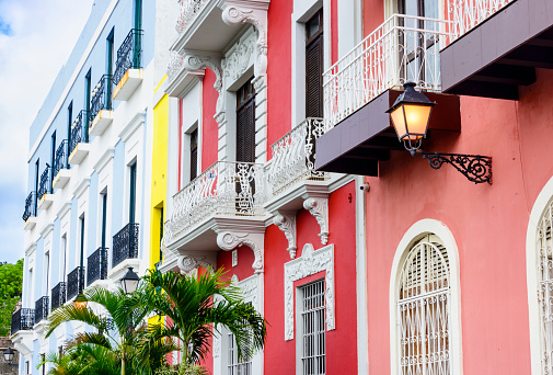 Colorido casa fachadas de antiguo San Juan, Puerto Rico. photo