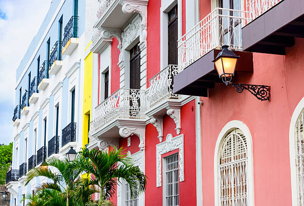 colorido casa fachadas de antiguo san juan, puerto rico. - row house architecture tourism window fotografías e imágenes de stock