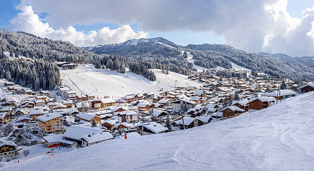 les gets sciistica nelle alpi francesi - ski lift nobody outdoors horizontal foto e immagini stock