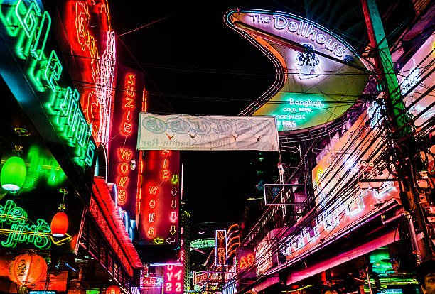 soi cowboy quartiere a luci rosse di bangkok tailandia - prostitution night horizontal outdoors foto e immagini stock