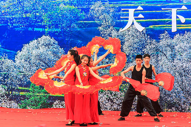 chinês mulheres vestidas com roupa tradicional dançar e cantar - hani imagens e fotografias de stock