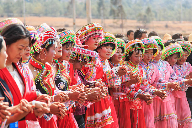 chinês mulheres vestidas com roupa tradicional dançar e cantar - província de yunnan imagens e fotografias de stock
