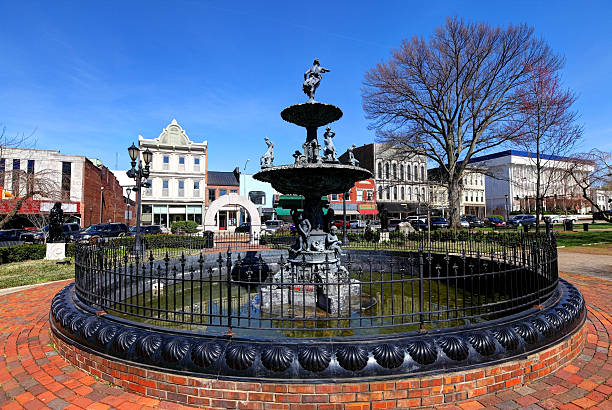 fonte da praça no centro de boliche verde, kentucky - spurt imagens e fotografias de stock