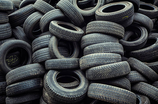 neumáticos pila de - tire old rubber heap fotografías e imágenes de stock