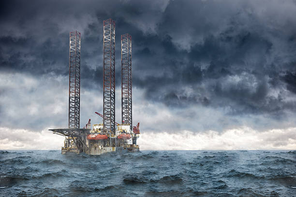 sturm auf dem meer - oil rig sea oil storm stock-fotos und bilder