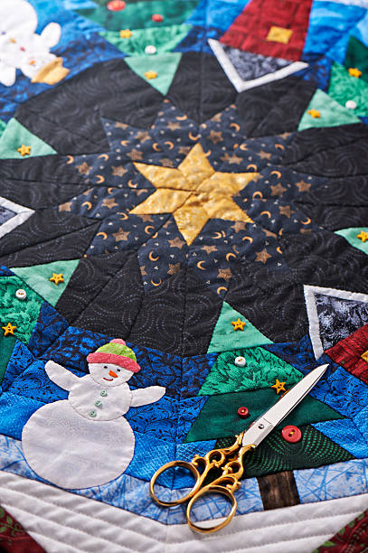 рождество стёганое одеяло - christmas quilt craft patchwork стоковые фото и изображения