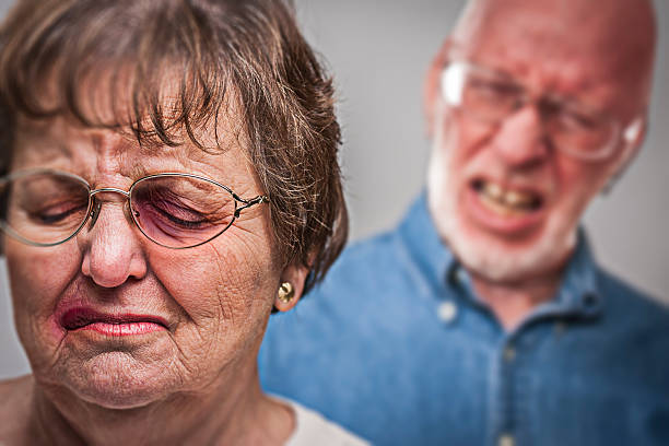 battered e medo de mulher com homem por trás agoirento - arguing senior adult conflict couple imagens e fotografias de stock