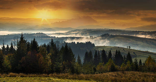 altas montanhas ao pôr do sol com um nevoeiro denso. - famous place appalachian mountains autumn awe imagens e fotografias de stock