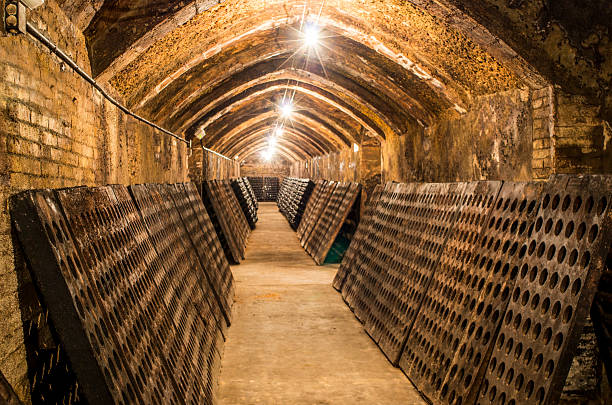 adega vazia garrafa de vinho cava luz champagne preparação - aging process french culture winemaking next to imagens e fotografias de stock