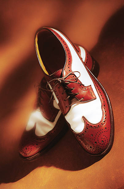 homem sapatos de pele em estilo retrô - round toe shoes imagens e fotografias de stock