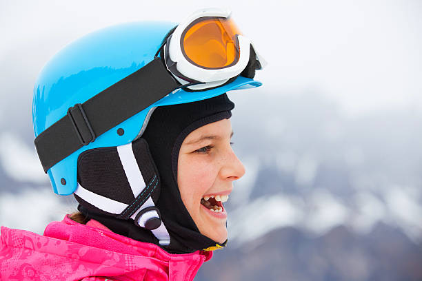 garota tem um divertido de esqui - austria european alps winter outdoors - fotografias e filmes do acervo