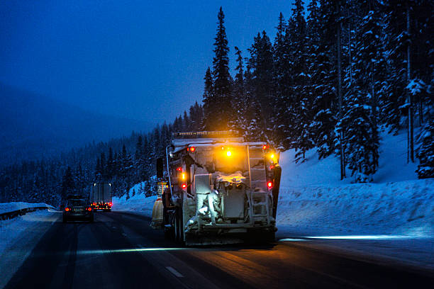 montanhas rochosas limpador de neve caminhão trabalhando em colorado interestadual 70 - snowplow snow blizzard truck - fotografias e filmes do acervo