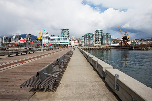 burrard dry dock pier - district of north vancouver photos et images de collection