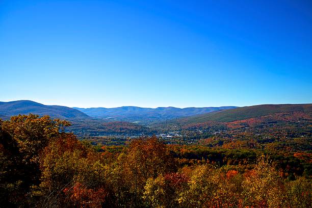 z widokiem na north adams, massachusetts - massachusetts the berkshires autumn mountain zdjęcia i obrazy z banku zdjęć