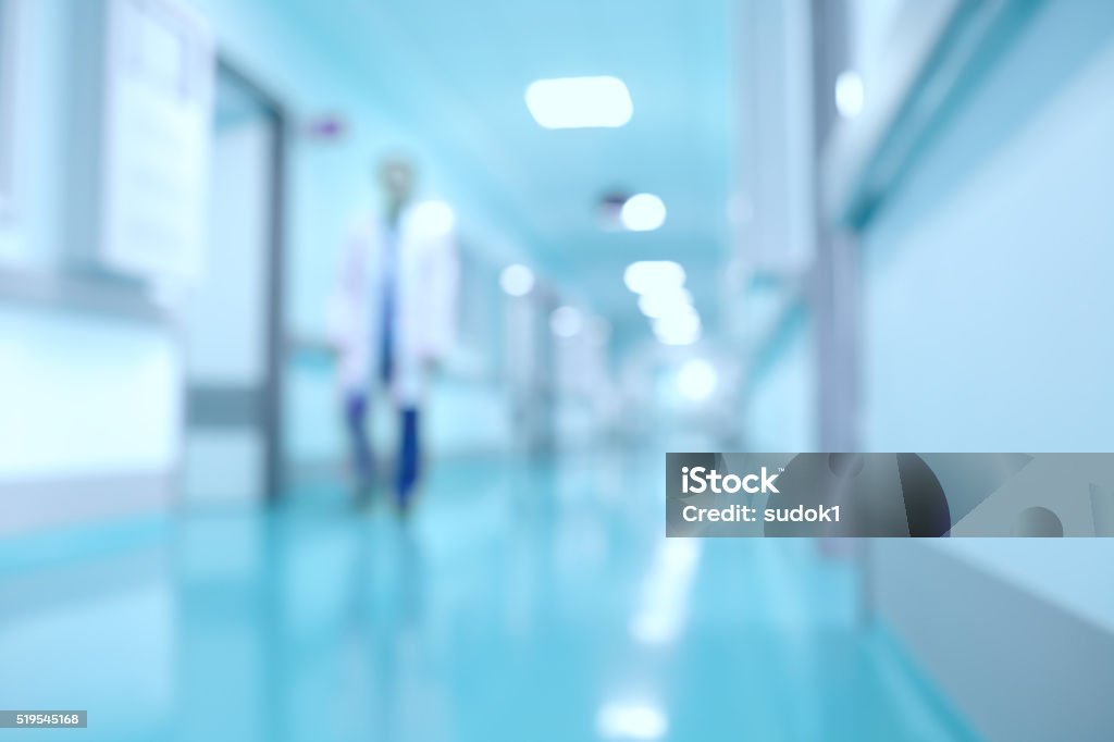 Medico e corridoio di Ospedale sfocato sfondo con moderno laboratorio (Abbigliamento - Foto stock royalty-free di Ospedale