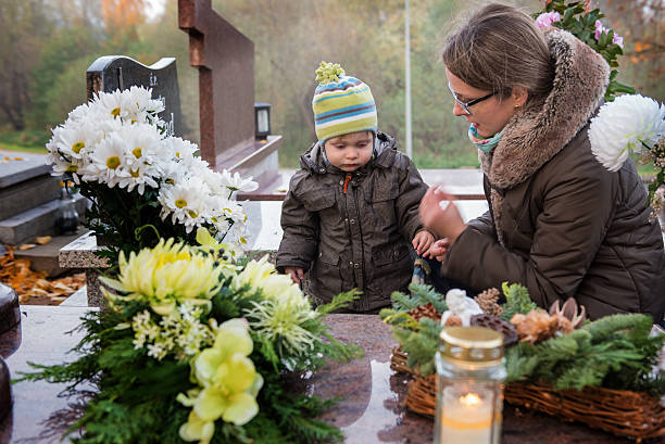 mère et fils au cimetière - memorial vigil photos et images de collection