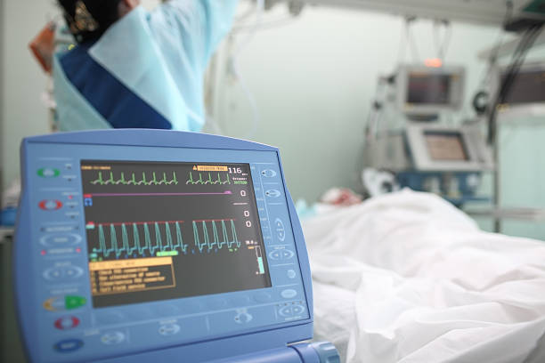 lavoro infermiera con paziente in terapia intensiva - pulse trace computer monitor eeg equipment foto e immagini stock