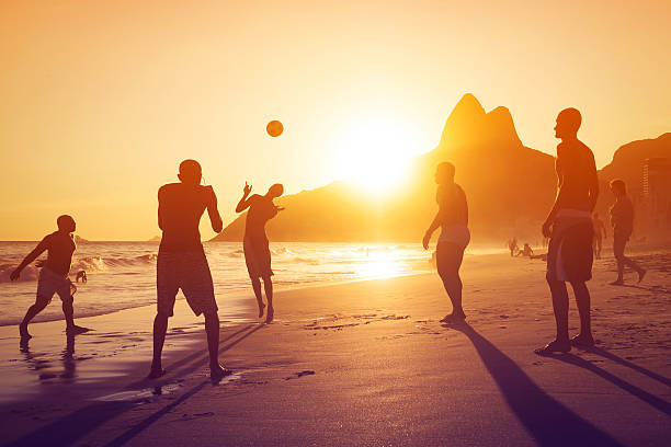 locales de juego de pelota de ipanema beach rio de janeiro, brasil - brazil beach copacabana beach recreational pursuit fotografías e imágenes de stock