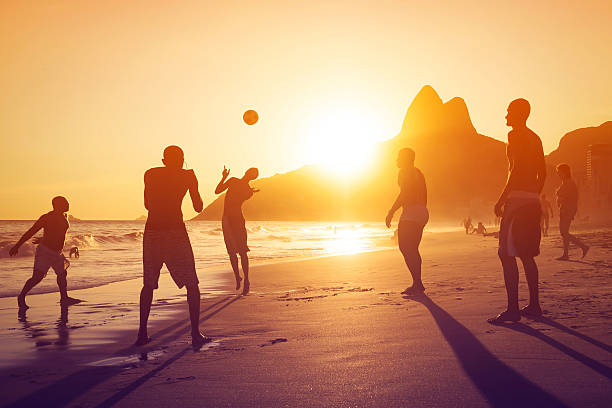 mieszkańcy gra piłka w ipanema plaża, rio de janeiro, brazylia - brazil beach copacabana beach recreational pursuit zdjęcia i obrazy z banku zdjęć