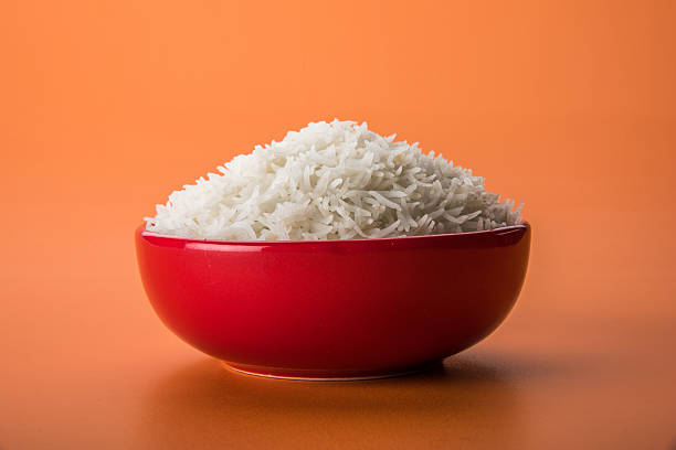 гладкое приготовленных белый рис басмати или basamati в керамическая чаша - clipping path rice white rice basmati rice стоковые фото и изображения