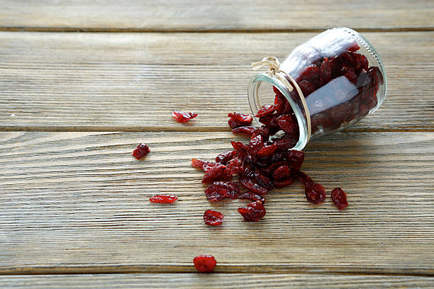 secado cranberries en la tabla - dried cranberry fotografías e imágenes de stock