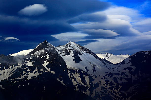 austriaco tirol alpino nuvole minacciose, innsbruck, degli alti tauri, alpina del grossglockner - sunrise european alps mountain alpenglow foto e immagini stock