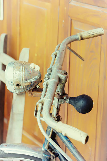 istock Old rusty vintage bicycle near the white wall 519575360