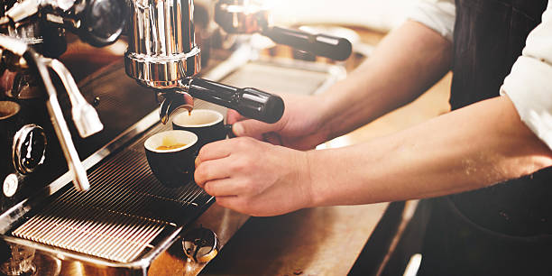 barista caffè macchina smerigliatrice portafiltro concetto - espresso coffee cafe making foto e immagini stock