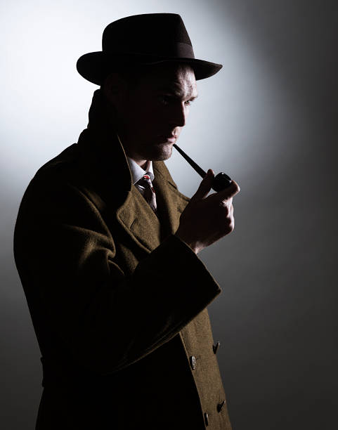 oscuridad silueta década de 1940 gumshoe ojo privadas de detectives de sujeción de tuberías para fumadores - men fedora hat 1940s style fotografías e imágenes de stock