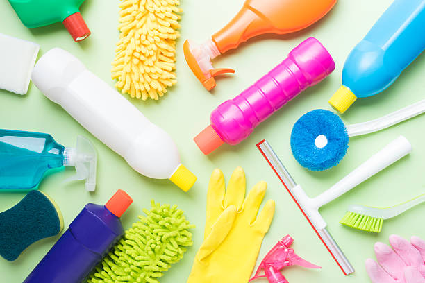 maison de produits de nettoyage sur fond vert - toothbrush plastic multi colored hygiene photos et images de collection