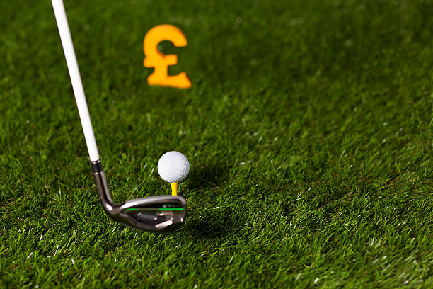 parcours de golf et de l'argent - pound symbol environment grass currency photos et images de collection