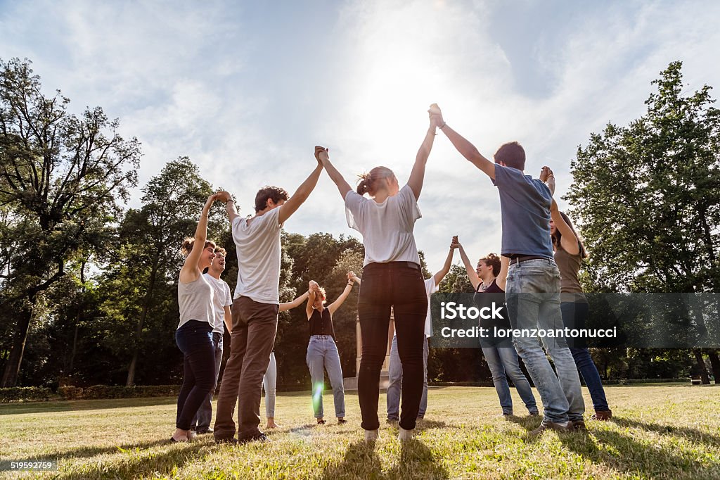 Gruppe von Freunden im park holding Hände - Lizenzfrei Teenager-Alter Stock-Foto