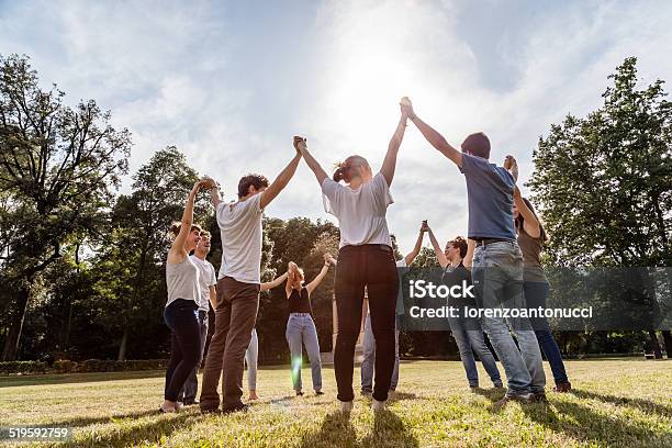 Gruppe Von Freunden Im Park Holding Hände Stockfoto und mehr Bilder von Teenager-Alter - Teenager-Alter, Jugendalter, Hände halten