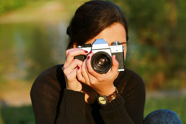 jeune femme de prendre une photo - photographer women retro revival camera photos et images de collection