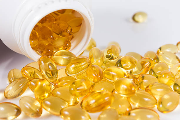 enfoque diferencial imagen. cápsulas de aceite de pescado complemento vitamínico - vitamin e lecithin nutritional supplement vitamin pill fotografías e imágenes de stock