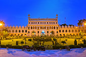 eingang-von-bara-imambara-innenansicht.jpg?b=1&s=170x170&k=20&c=t9hV9Jopp5m9ayRkQsSJn3hsOJTu6NbFs9QSrnDViO4=