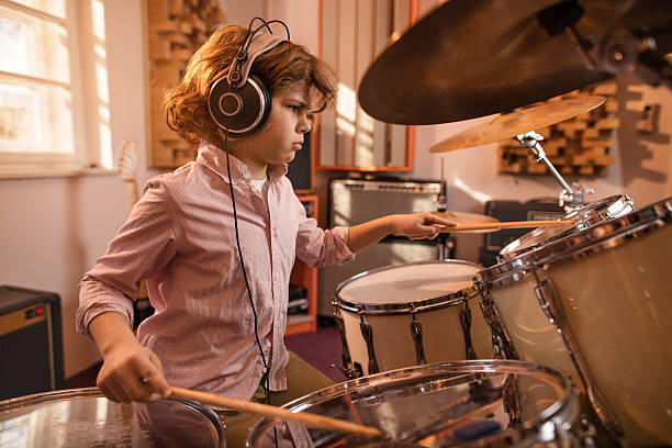 焦点がドラム少年音楽スタジオ」で。 - one little boy audio ストックフォトと画像