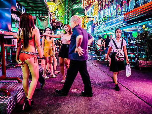 soi cowboy quartiere a luci rosse di bangkok tailandia - prostitution night horizontal outdoors foto e immagini stock