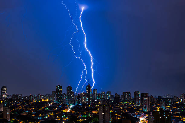 tormenta eléctrica - lightning thunderstorm city storm fotografías e imágenes de stock