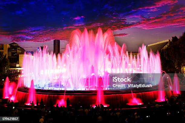 La Famosa Fuente De Montjuic Foto de stock y más banco de imágenes de Actuación - Representación - Actuación - Representación, Agua, Aire libre