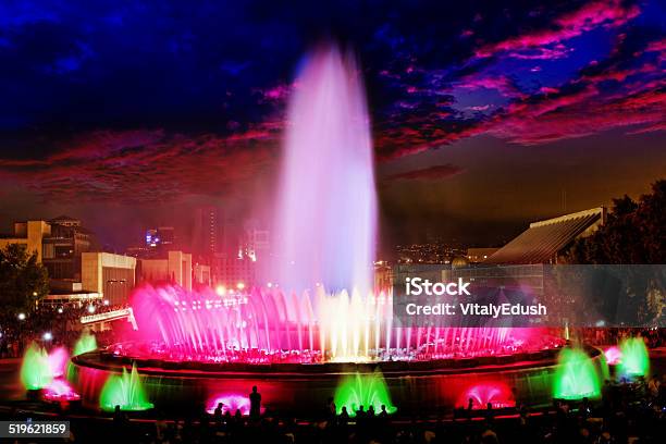 La Famosa Fuente De Montjuic Foto de stock y más banco de imágenes de Actuación - Representación - Actuación - Representación, Agua, Aire libre