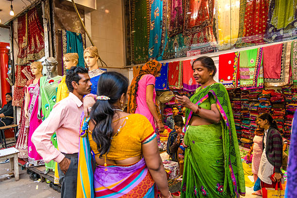 sari comprar em uma rua na velha delhi, índia - consumerism indian ethnicity india delhi imagens e fotografias de stock