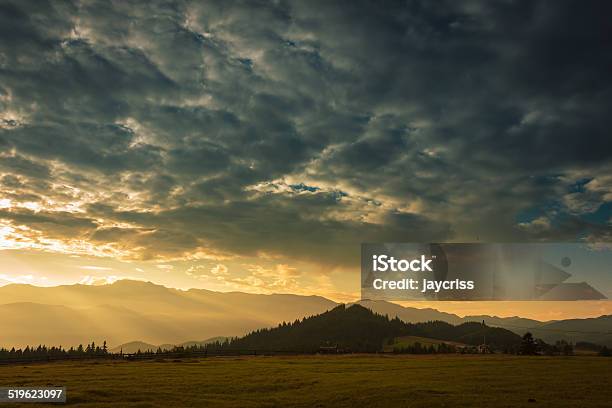 Hermoso Amanecer Sobre Las Montañas Foto de stock y más banco de imágenes de Aire libre - Aire libre, Amanecer, Anochecer