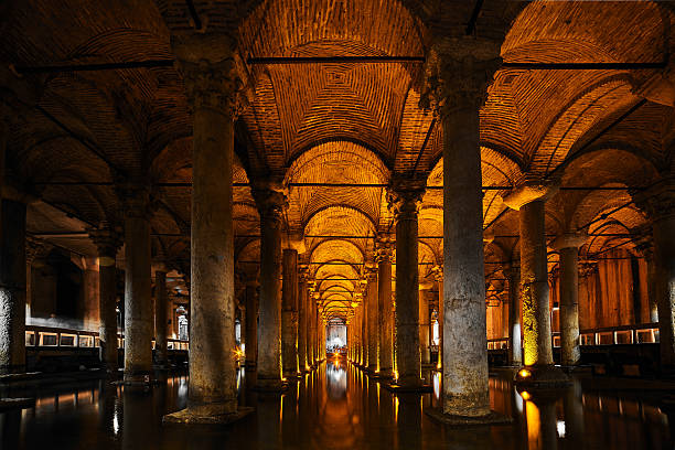 die unterirdische yerebatan-zisterne yerebatan sarayý in istanbul, türkei - istanbul yerebatan saray reflection turkey stock-fotos und bilder