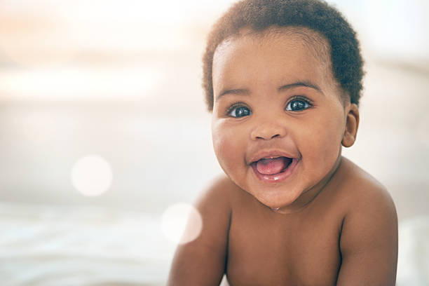 elle est toujours ce soit pour bébé - un seul bébé fille photos et images de collection