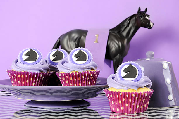 chevron-muster in schwarz und weiß mit lila themenparty mittagessen tisch - afternoon tea place setting cupcake cake stock-fotos und bilder